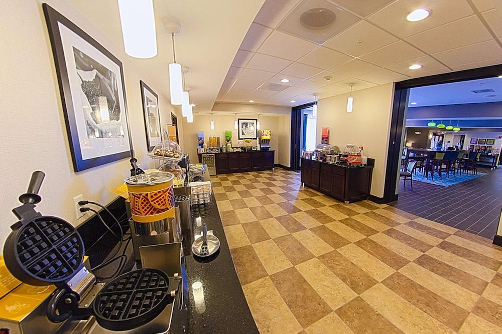 Hampton Inn Dekalb - Near The University Екстер'єр фото