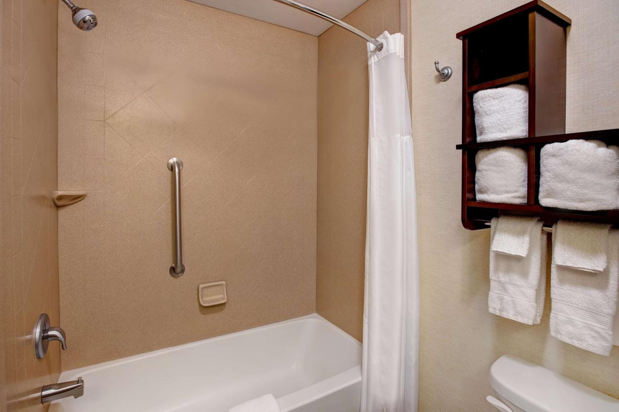 Hampton Inn Dekalb - Near The University Екстер'єр фото