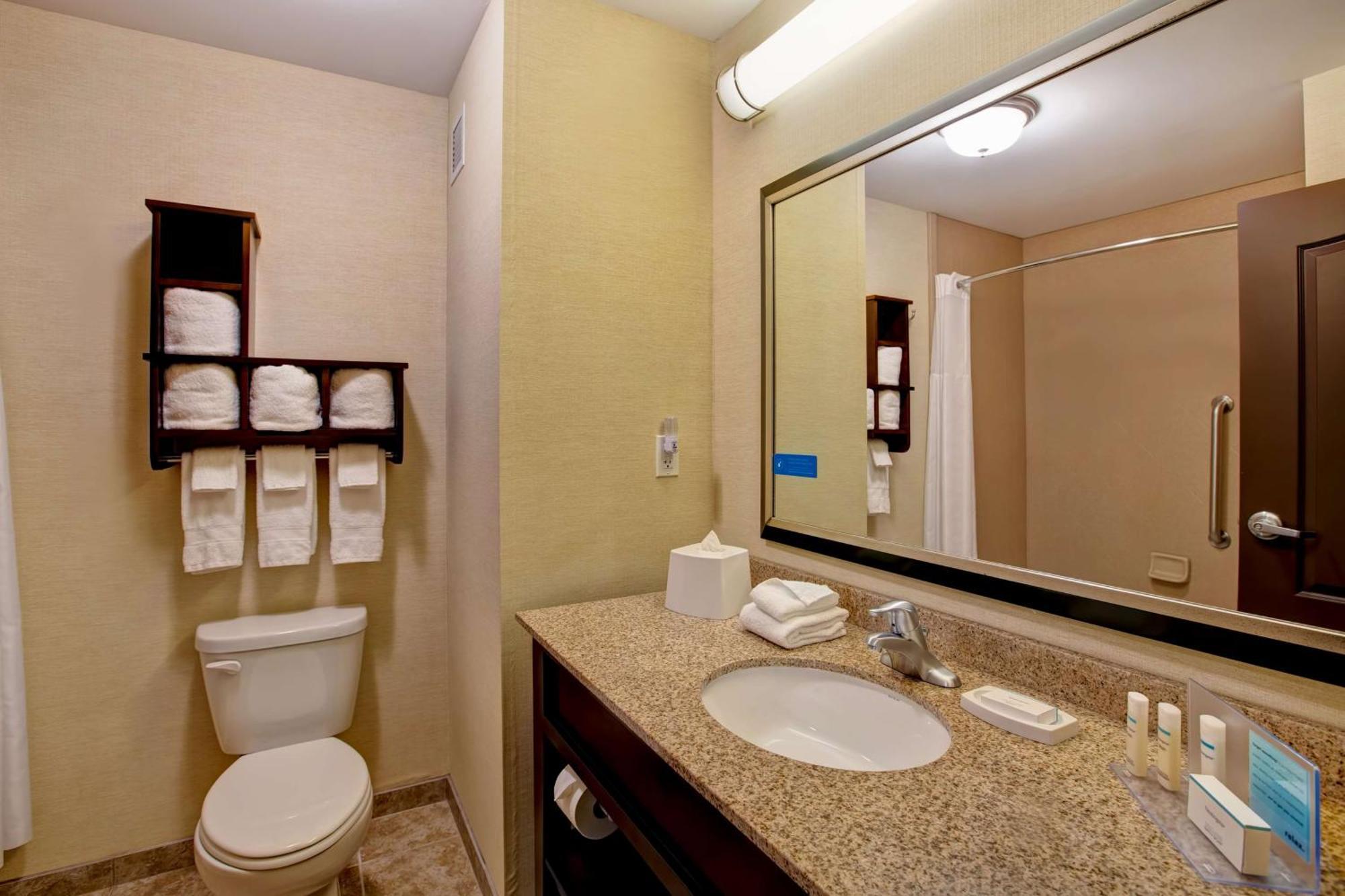 Hampton Inn Dekalb - Near The University Екстер'єр фото