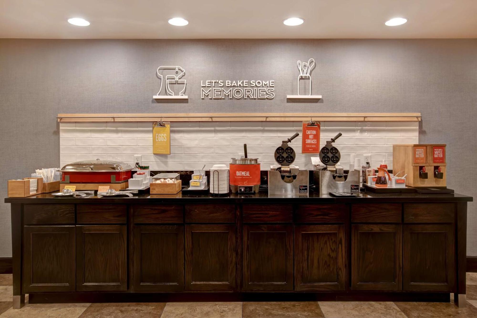 Hampton Inn Dekalb - Near The University Екстер'єр фото