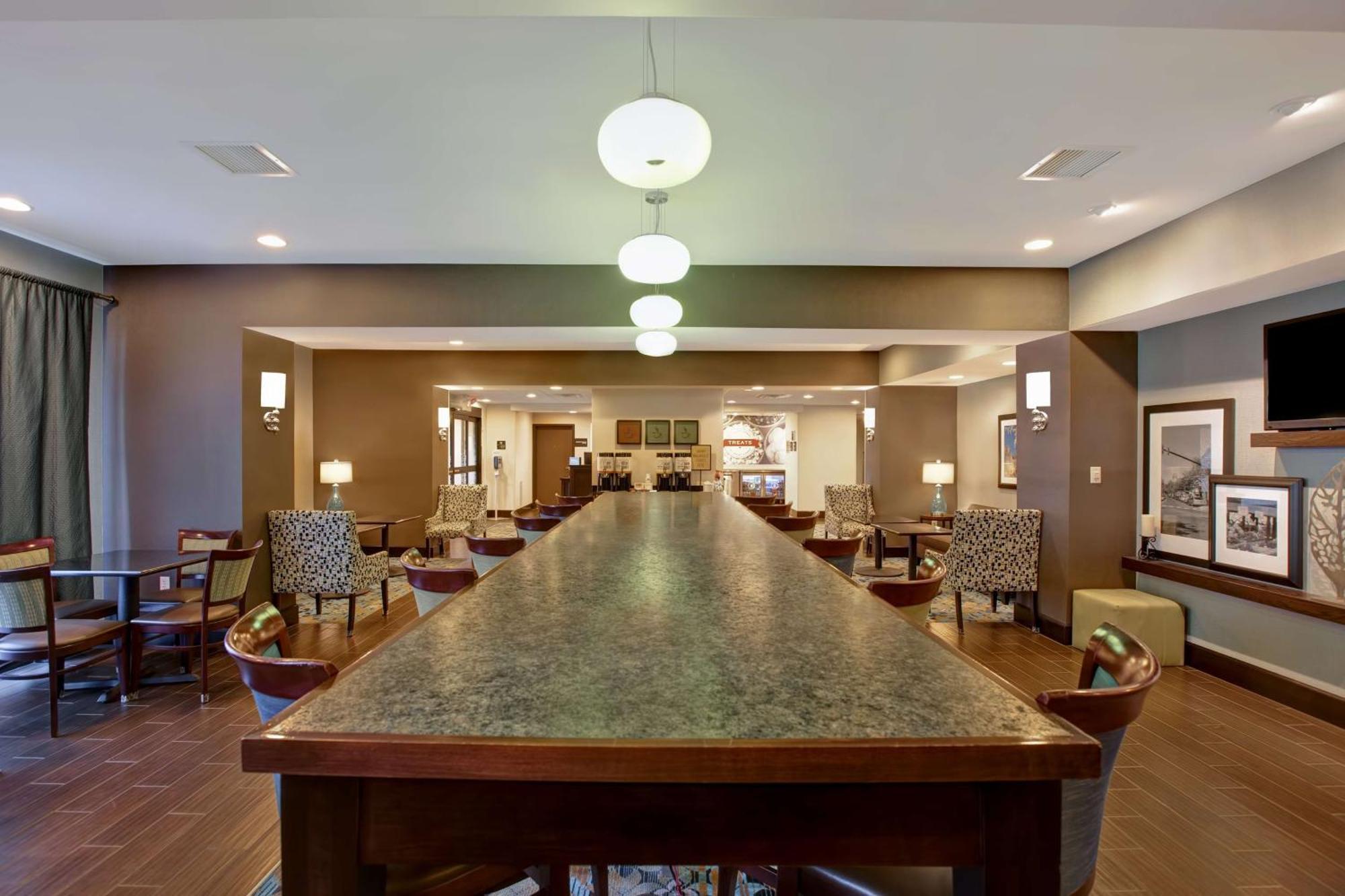 Hampton Inn Dekalb - Near The University Екстер'єр фото