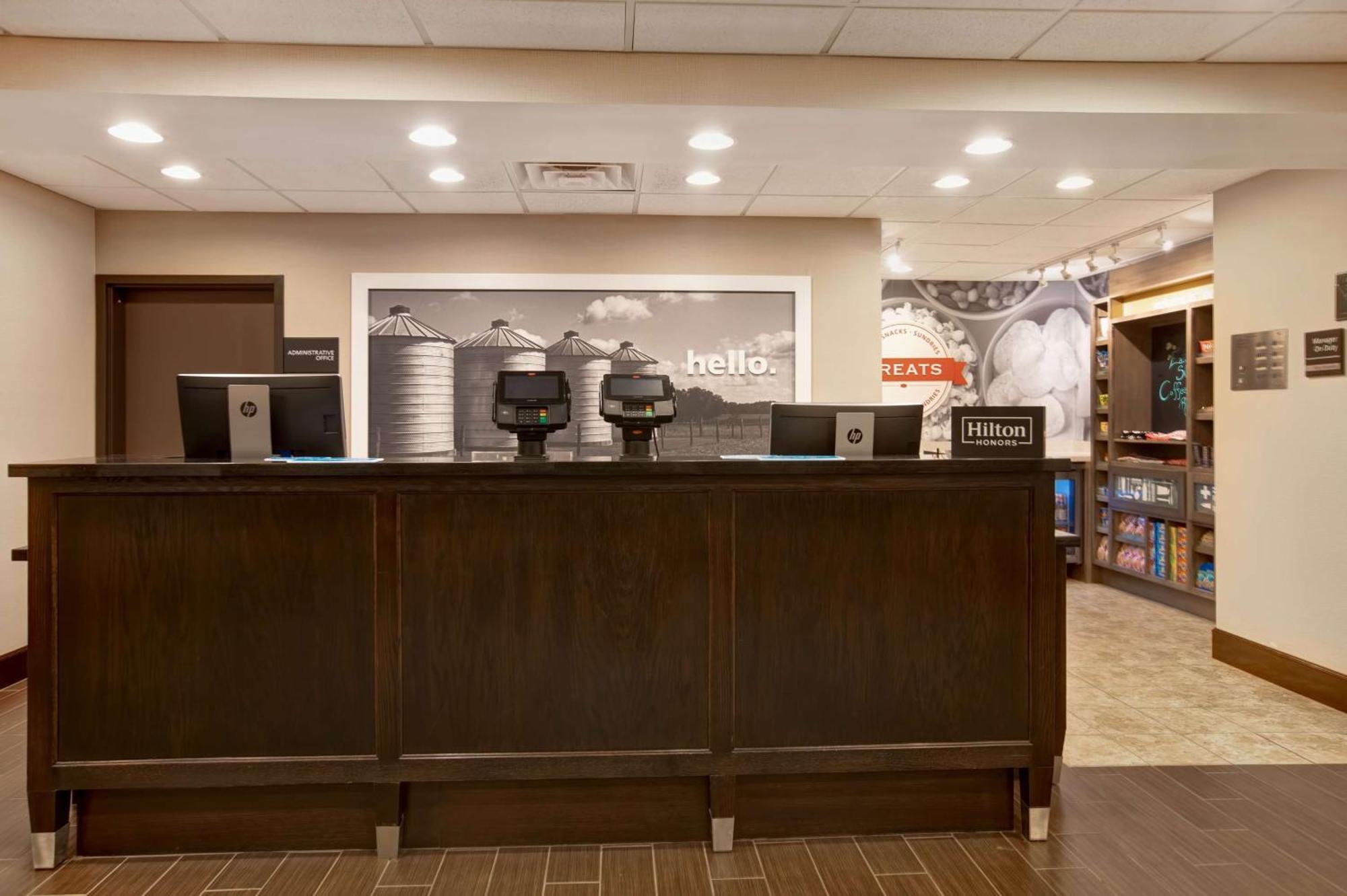 Hampton Inn Dekalb - Near The University Екстер'єр фото