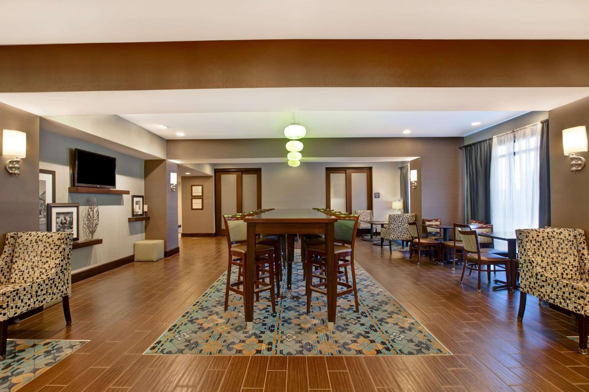 Hampton Inn Dekalb - Near The University Екстер'єр фото